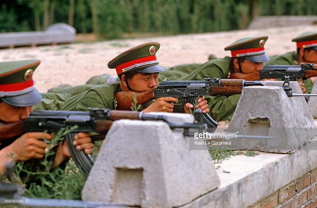 30年前解放军老照片:隔着屏幕透出气势