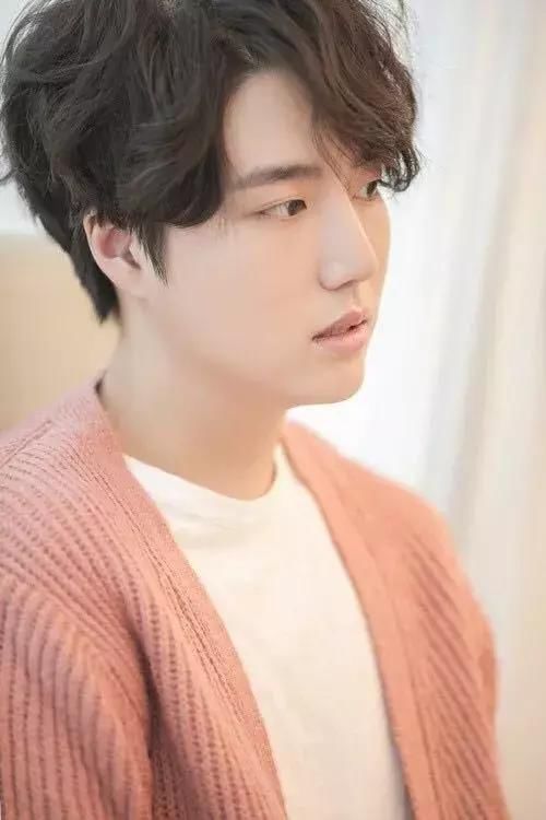 " tany 1997年出生,是2016年刚刚出道的新人歌手.