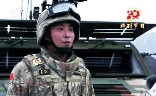 官媒首次曝光解放军新式虎纹迷彩和头盔装具