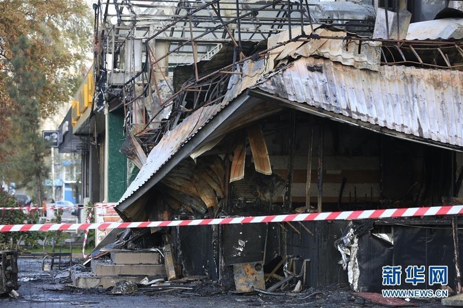 这是11月8日在吉尔吉斯斯坦首都比什凯克拍摄的爆炸现场。吉尔吉斯斯坦首都比什凯克一家快餐店8日发生爆炸，造成至少1人死亡、13人受伤。 新华社发（罗曼摄）