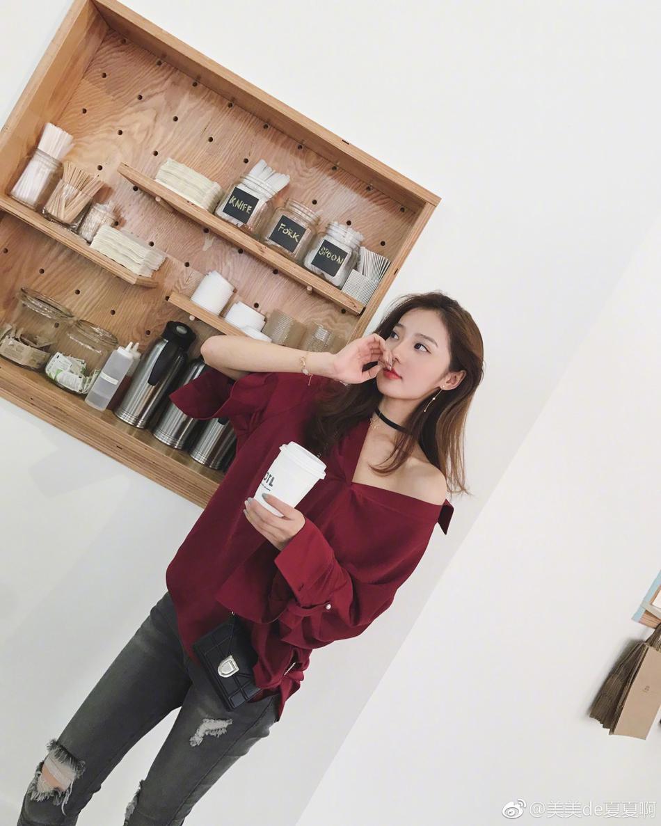 日前，网红美女夏夏在微博晒出一组美照，照片中，夏夏变换多身造型，时髦百变，纯美不输baby。