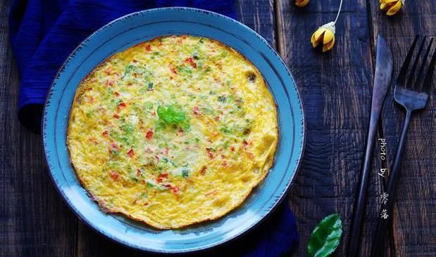 鸡蛋饼这么做,不用面粉,放点蔬菜,口感营养都翻