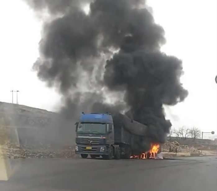 河北一辆重卡轮胎起火引燃货物 现场浓烟弥漫