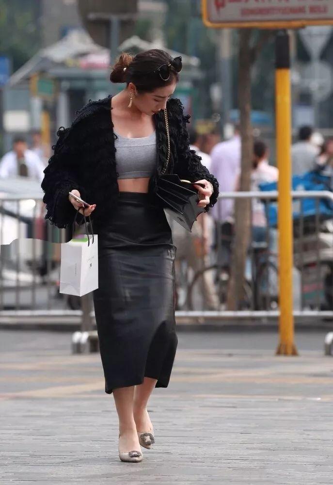 街拍黑皮裙灰色抹胸贵气风华的少妇,网友:一看