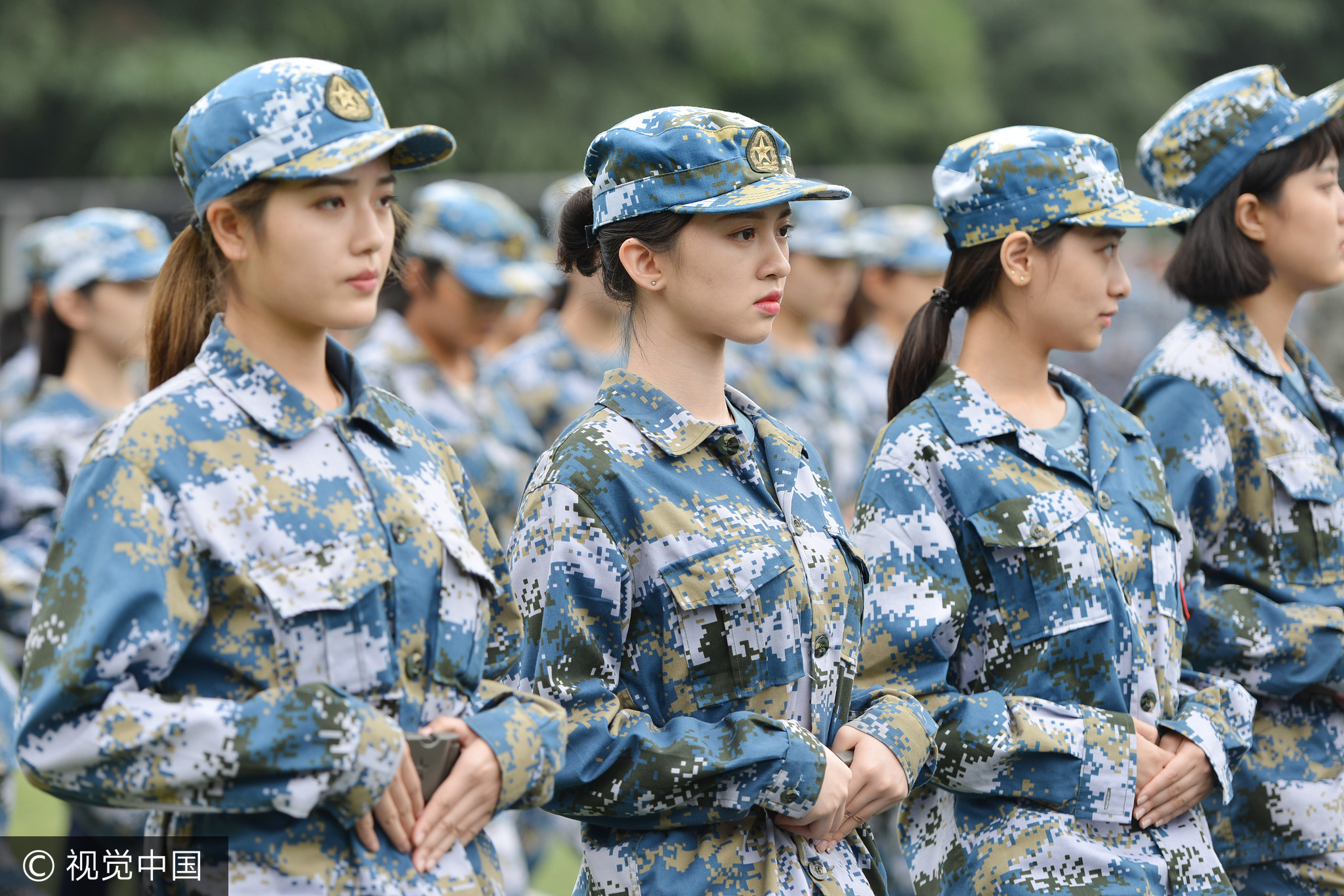 褪去红妆的姑娘们穿上军装,青春靓丽随处可见高颜值,一颦一笑都颇有几分明星范儿。