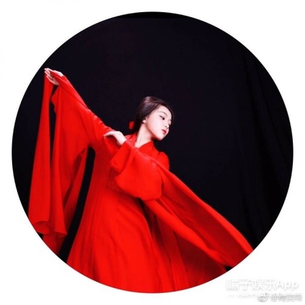 四张古装红衣美人翩翩起舞图,董璇太惊艳,刘诗