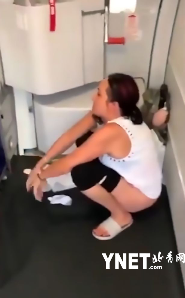 飞机加油厕所禁用 女乘客舱内随地小便并攻击机组人员