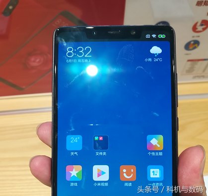 小米8SE和小米8一比,确实是比较难看的,方方的