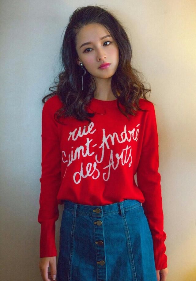 李沁上舞台穿牛仔裤,网友直呼:脚上的绑带鞋今