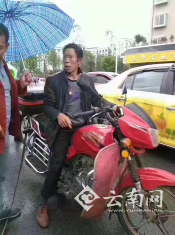 男童疑遭父亲虐打 被捆住双手拴车上