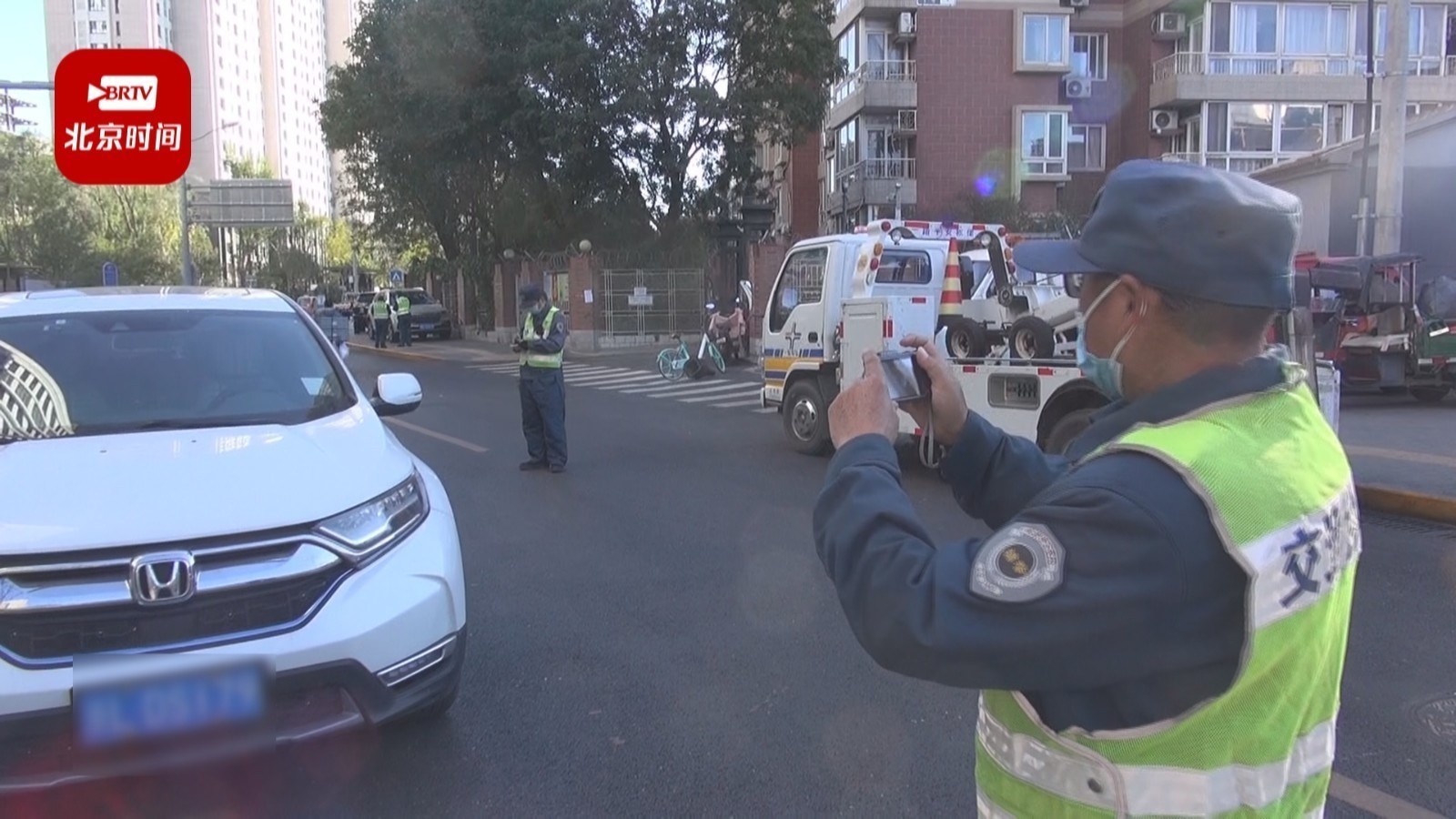 海淀交警高效治理魏公斜街乱停车问题 海淀交警高效治理魏公斜街乱停车问题