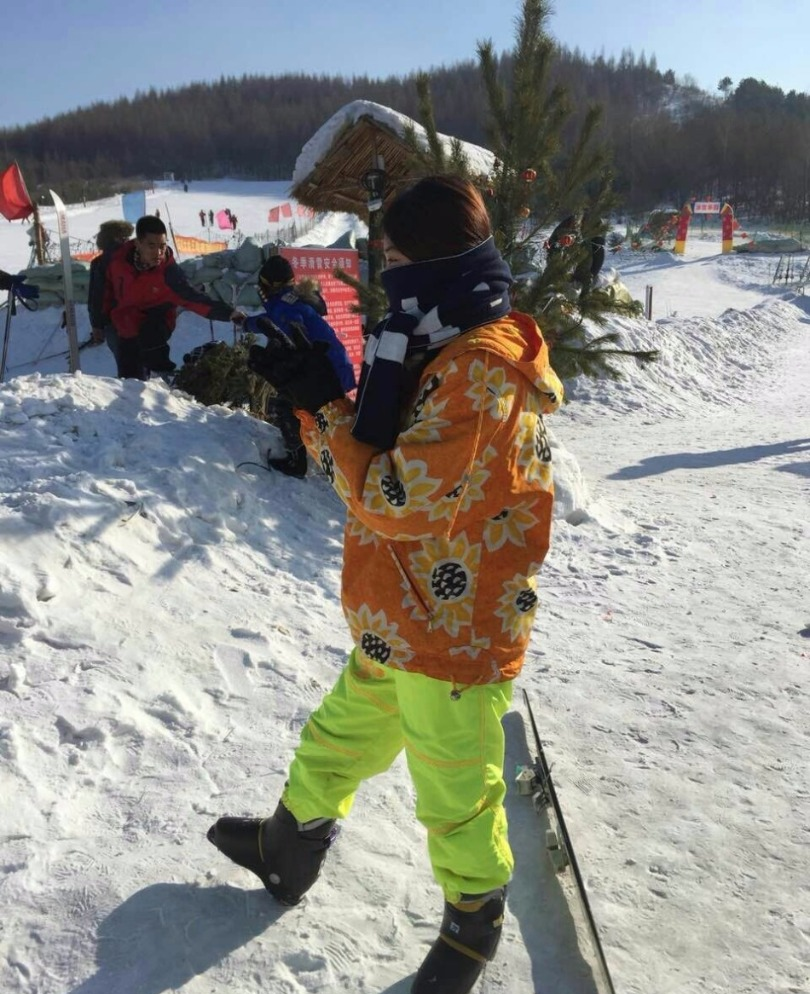 白山女子冰壶队三垒李博雅在冬运会期间因逆天颜值走红。近日，冰壶女神李博雅在微博上发出最新美照。