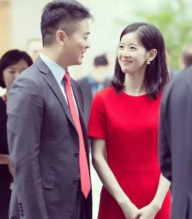 刘强东夫妇合体撒狗粮,奶茶妹妹再现望夫眼,却