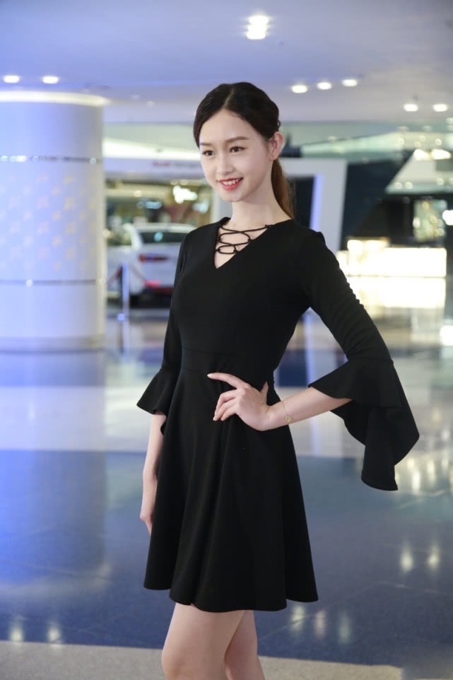 江雨婷是这次港姐中身材比较娇小的一位,今天的街拍她穿着一身黑色连衣裙现身,颜值中规中矩,不知道能否入的了评委和观众的法眼。