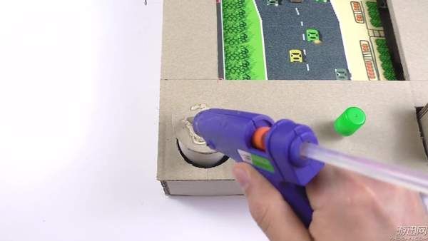 大神用硬纸板自制了一款赛车游戏 脑洞之大令