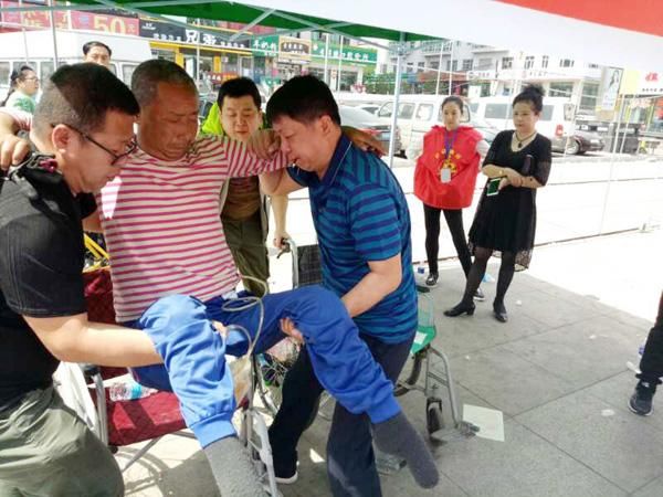 县残联携手爱心助残志愿者开展助残日宣传活动