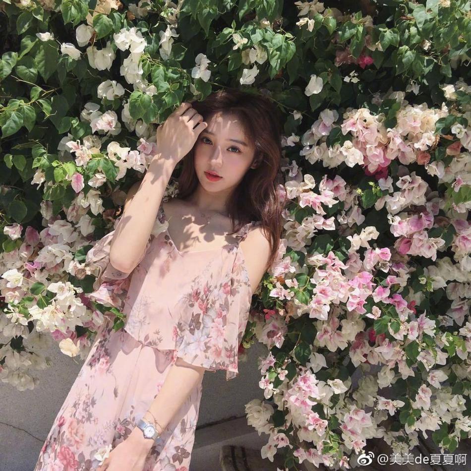 日前，网红美女夏夏在微博晒出一组美照，照片中，夏夏变换多身造型，时髦百变，纯美不输baby。