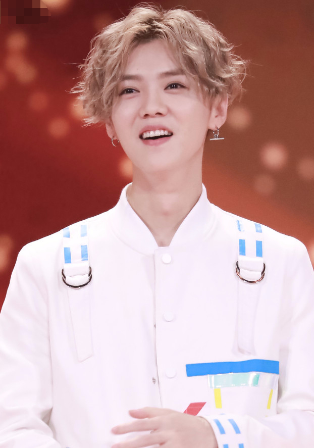 网友吵翻了!鹿晗PK蔡徐坤同款泡面头,新晋流