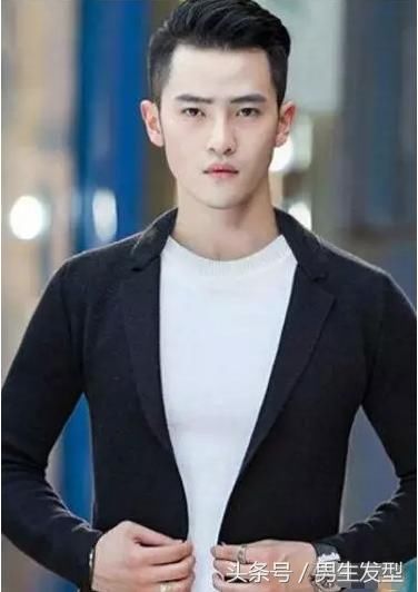 男生脸型有这4个特征,非常适合"背头"发型,很帅