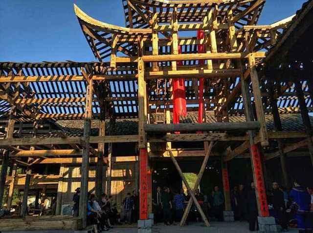 农村盖房子上梁的时候,为什么木匠在东瓦匠在