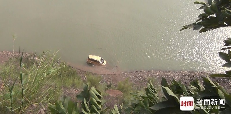 男子因复婚失败 携子女驾车冲入金沙江 男子因复婚失败 携子女驾车冲入金沙江