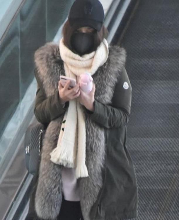 姚笛现身医院, 大挺肚子捂得严实,没见着未婚夫