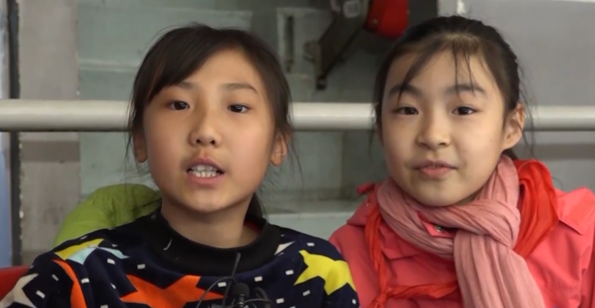 女子冰壶世锦赛火热进行 听观赛学生讲述冰壶梦