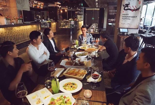 男生怎么发微信朋友圈,会吸引到女生?