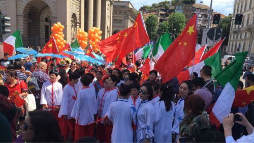 米兰“反种族歧视”和平大游行  华人勇当前锋 米兰“反种族歧视”和平大游行  华人勇当前锋