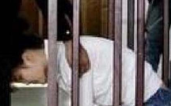 倒计时·最后3小时:知道要走她忧郁而平静。坐在记者面前的方晓红面容姣好，身着一袭白色的衬衫和齐膝裤，齐肩的头发梳理得一丝不乱，脸上隐含着焦虑和忧郁。再过3个小时，她的生命就要结束了。和记者的一问一答间，方晓红显得较为平静。她说，“我是国家的罪人，家庭的罪人!”这一刻，最让她牵挂的，还是年幼的女儿。在“忏悔书”中，她对女儿说，“一定要学好!”