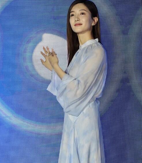 江疏影真敢穿,什么风格衣服都能驾驭,网友:真好