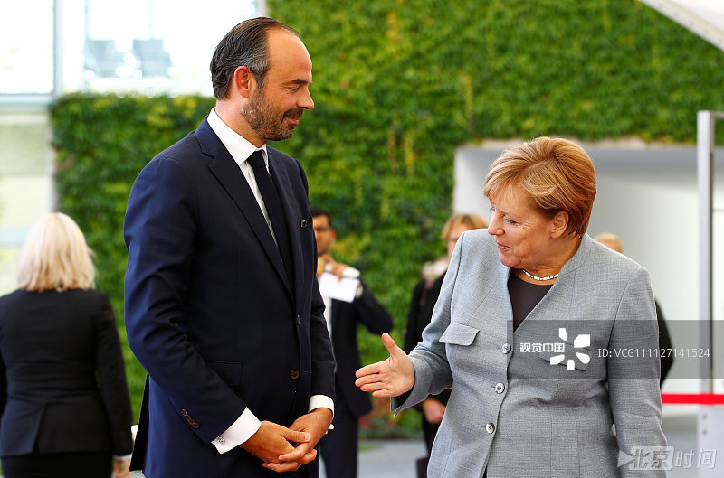 默克尔欢迎法总理 “强行”握手又遭“无视”？