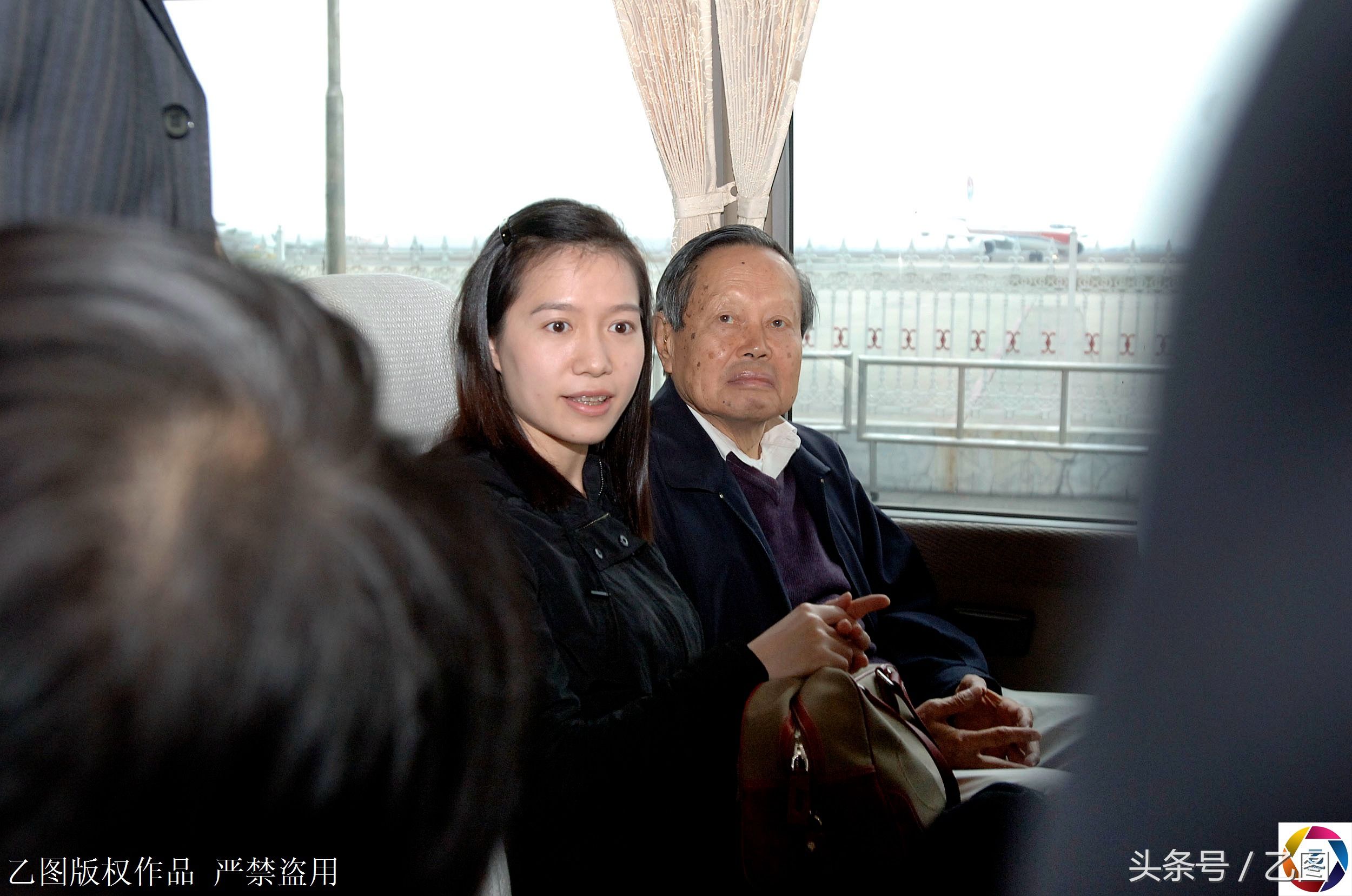 96岁高龄杨振宁再回故乡,前两次年轻妻子翁帆