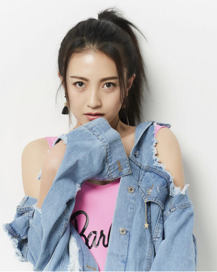 包文婧化身灵动少女 清新活力溢出屏