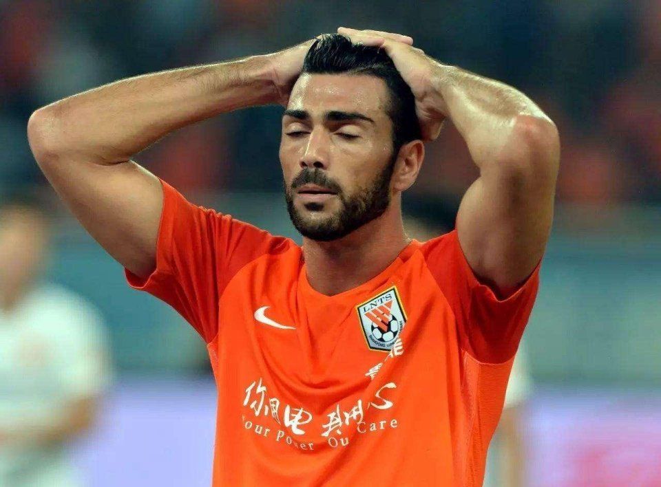 中超裁判别慌!鲁能两个争议判罚引出罕见的冷