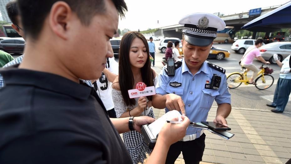 北京早高峰“网红”交警现场执法 处理路口交通乱象