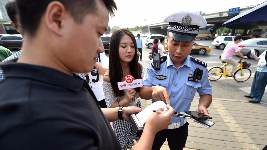 北京早高峰“网红”交警现场执法 处理路口交通乱象 北京早高峰“网红”交警现场执法 处理路口交通乱象