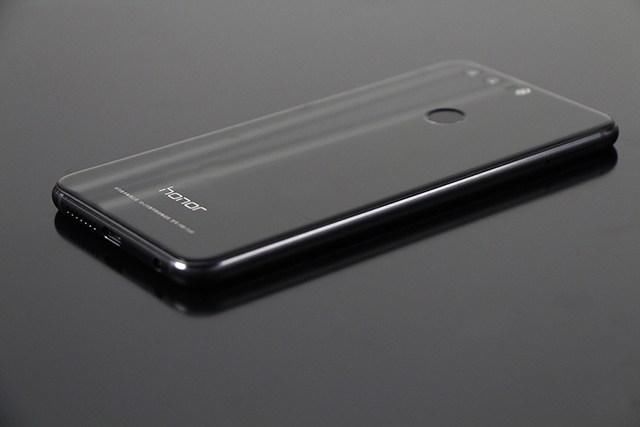 全面屏盛行,华为荣耀这款非全面屏依然坚挺