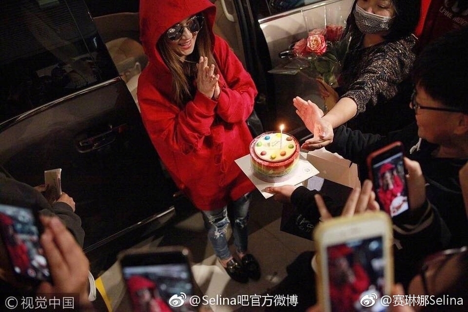 SHE姐妹合体为Selina庆生 吹海风比心露甜笑 SHE姐妹合体为Selina庆生 吹海风比心露甜笑