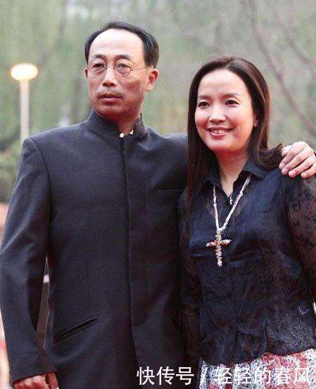 而吕丽萍遇到了他的第二个老公陶伟,陶伟是一名足球运动员,结婚2年