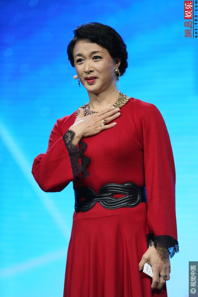 金星蕾丝裙秀傲人上围 下车获男高层搀扶