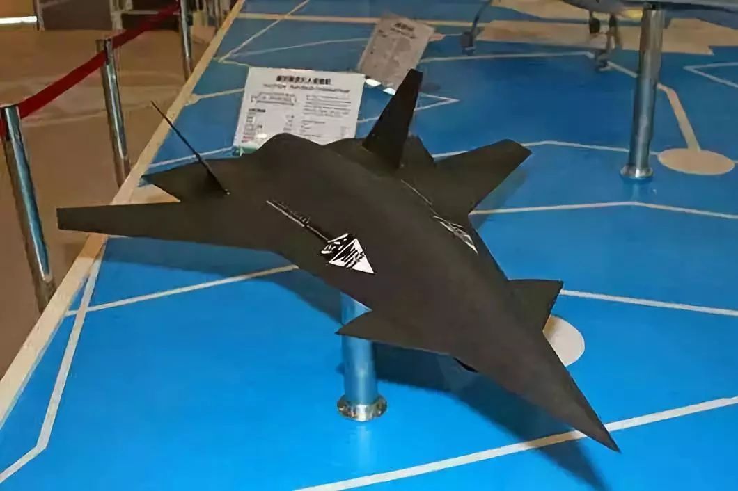 中国暗剑隐身战机现身 美军噩梦要来了!