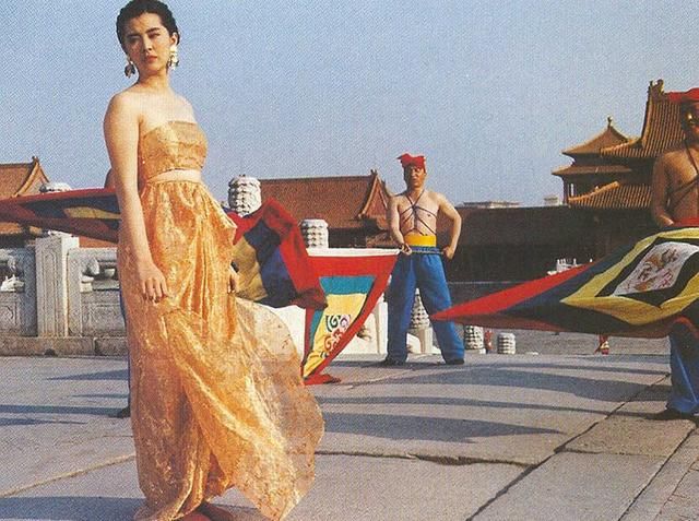 1990年王祖贤在北京天安门广场旧照曝光,赞美