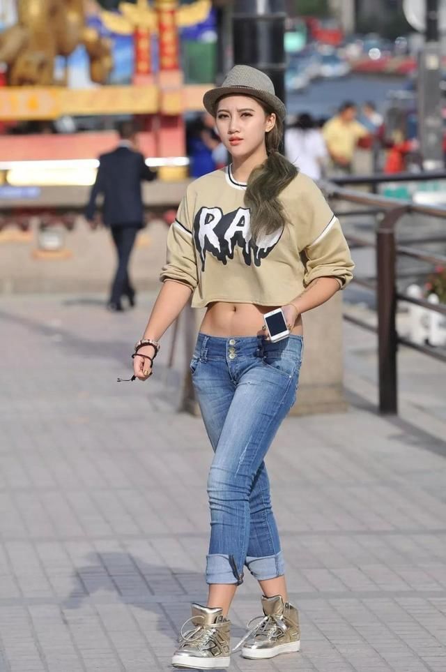 洋气小女生紧身牛仔裤搭配个性牛仔帽,时尚的