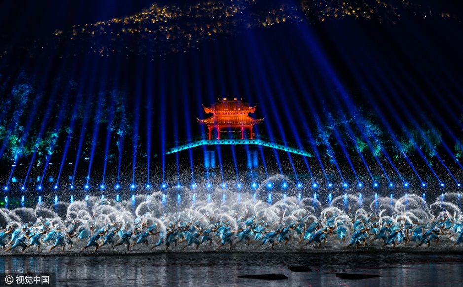 尽管整场晚会只有50几分钟，但“惊艳”成为大家最普遍的评论，美轮美奂的图片更是迅速刷爆朋友圈。张艺谋作为总导演自然功不可没，再一次圆满的完成了国家授予的重任，要知道这已经不是张导第一次接手“国家任务”。