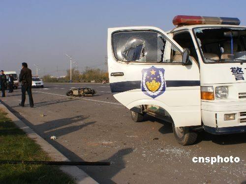 西宁一男主播为涨粉丝 伙同他人直播砸警车被拘