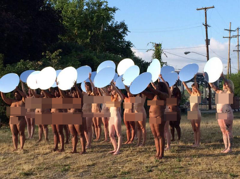 对图尼克作品的争议从未中断。一些批评认为图尼克的作品毫无挑战性，因为让人们对裸体照片施以注意并不难。还有人质疑图尼克的作品是“为了侵犯而侵犯”，或是借用了裸体女性的名义为自己贴金。但图尼克还是怀着热情将这个系列持续做了下来。