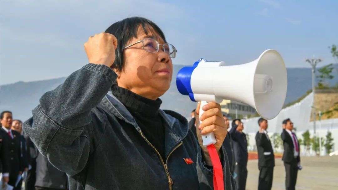 点亮乡村女孩人生梦想的优秀人民教师