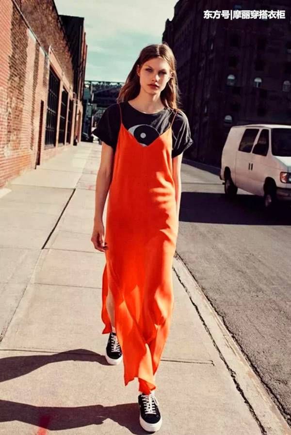 吊带裙+T恤,懒人不花时间的穿搭,轻松解决穿衣