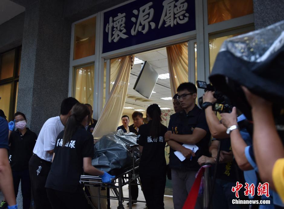 遇难者遗体被推进殡仪馆。